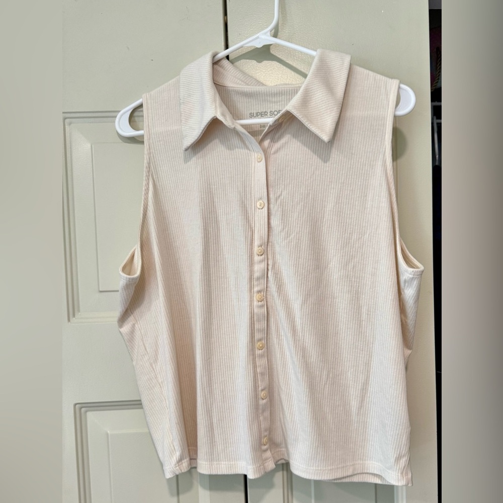 Torrid Fitted Super Soft Rib V-Neck Collared Button-Up Crop Tank Size 1 - Picture 4 of 7
